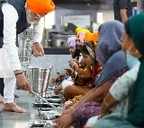 pm modi offers prayers at historic gurudwara in patna
