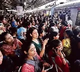 crowd chaos near mumbai as passengers try to board overcrowded local train