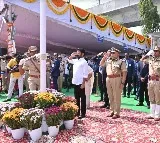  ఫొటోలు:- సికింద్రాబాద్ పరేడ్‌ గ్రౌండ్‌లో నిర్వహించిన రాష్ట్ర ఆవిర్భావ వేడుకల్లో ముఖ్యమంత్రి శ్రీ ఎ.రేవంత్‌రెడ్డి జాతీయ పతాకాన్ని ఆవిష్కరించి పోలీసుల నుంచి గౌరవ వందనం స్వీకరించారు