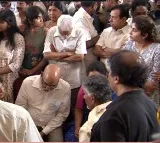 Chandrababu pays tributes to Ramoji Rao mortal remains