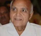 Babu Mohan paid final tributes to Ramoji Rao