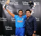 Sachin Tendulkar appearing alongside his wax figure at Madame Tussauds New York