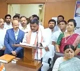 Teenmaar Mallanna gets emotional after oath taking