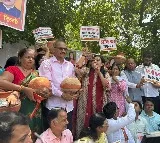 BJP workers attacked on Jal Board Office in Delhi