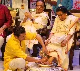 Sonu Nigam washes Asha Bhosle's feet with rose water, petals at book
 launch event