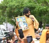 Pawan Kalyan offers prayers at Kondagattu Anjanna temple