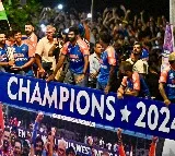 'Love u all my Team India', SRK lauds WC heroes as celebrations continue in Mumbai