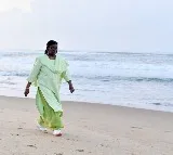 President Droupadi Murmu takes stroll on pristine Puri beach