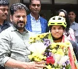 ఫొటో: - ముఖ్యమంత్రి రేవంత్ రెడ్డిని కలిసిన నేషనల్ సైక్లిస్ట్ ఆశా మాల్వీయ