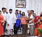 ఫొటో:- సచివాలయంలో ముఖ్యమంత్రి రేవంత్ రెడ్డి గారిని కలిసి సికింద్రాబాద్ మహంకాళి బోనాల ఉత్సవాలకు ఆహ్వానించిన ఆలయ అర్చకులు