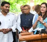 Shivsena MP Priyanka Chaturvedi supports YCP Protest in Delhi