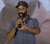 స్టేజ్ మీద సింబా దర్శకుడు భావోద్వేగం