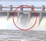 Tungabhadra dam gates chain snaps causing sudden outflow of 35000 cusec water