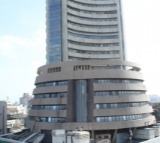 Sensex, Nifty trade flat amid mixed global cues