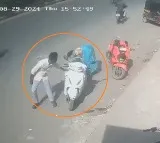 Pune Couple Stops To Eat Vada Pav Thief Steals Jewellery Worth 5 Lakhs