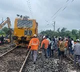 Damaged tracks restored, train traffic on Vijayawada-Hyderabad route
 set to resume (Lead)