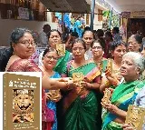 పెద్దమ్మ తల్లికి శ్రీనివాస్ ' సహస్రం' ను సమర్పించిన బెల్లంకొండ సురేష్, పద్మావతి