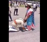 Trainee SI tocuhed his mother feet at Passing Out Parade