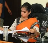 Galla Madhavi fires at YS Jagan