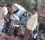 Car collides with truck on Greater Noida Expressway, Five Dead