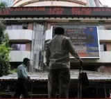 Indian share market ends flat, gold continues to trade low
