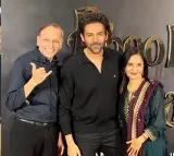 Kartik Aaryan and Kriti Sanon teach their parents how to pose in public