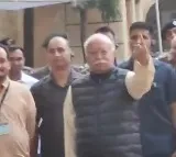 Maharashtra starts voting to pick new govt, RSS chief casts vote