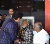 Vinod Kambli Holds Sachin’s Hand, Refuses to Let Go – Watch the Video!