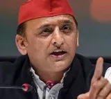 Standing with AAP in Delhi polls says Akhilesh Yadav