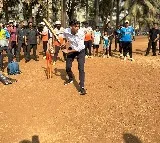 Rishi Sunak plays tennis ball cricket in Mumbai
