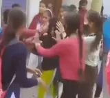 School Girls Fight on The Road for Boyfriend In Bihar Video goes Viral