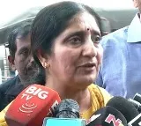 Vallabhaneni Vamsi wife meets him in mulakath