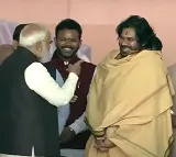 Delhi CM Swearing-in Ceremony: PM Modi Pauses to Greet Deputy CM Pawan Kalyan, Shares a Laughter-filled Moment