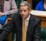 New Zealand minister quits after having placed hand on staffers arm