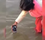 Woman Dips Smartphone in Ganga at Kumbh Mela—Here’s Why