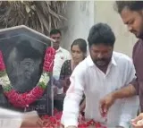 Family members pays tributes at Pranay grave
