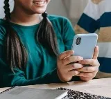 Study links excessive screen time to sleep disruptions, depression in girls