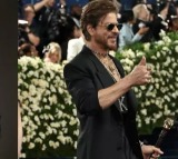 Shah Rukh Khans Met Gala Debut Disappoints Some Fans