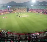 Sunil Gavaskar Wants No DJs Cheerleaders in IPL