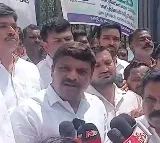 Teenmar Mallanna demands removal of Kasu Brahmananda Reddy statue