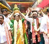 Revanth Reddy Offers Pattuvastralu at Ujjaini Mahankali Bonalu
