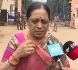 Mithun Reddys Mother Swarnalatha Visits Him in Rajahmundry Jail