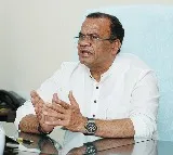 Komatireddy Venkat Reddy suggests increasing film workers salaries