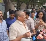 Chiranjeevi mediates film workers wages dispute