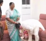 Ponnam Prabhakar seeks blessings from Seethakka on Rakhi