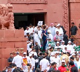 INDIA bloc stages protest march to ECI over 'vote theft' allegations, Akhilesh Yadav jumps barricade