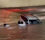 Thane Underpass Flooding Car Stranded Rescued by Locals