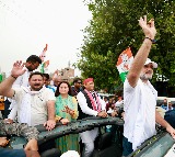 Rahul Gandhi Offers Sweets to Protesters in Bihar