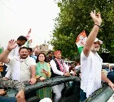Rahul Gandhi Offers Sweets to Protesters in Bihar