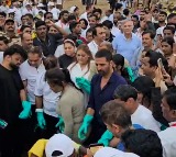 Akshay Kumar cleans up Mumbai’s Juhu beach a day after Ganpati Visarjan